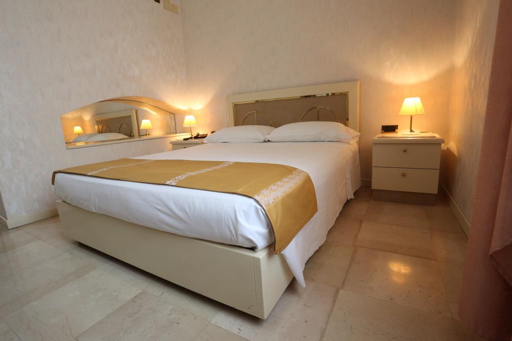 Hotel Europa Foggia Exteriör bild